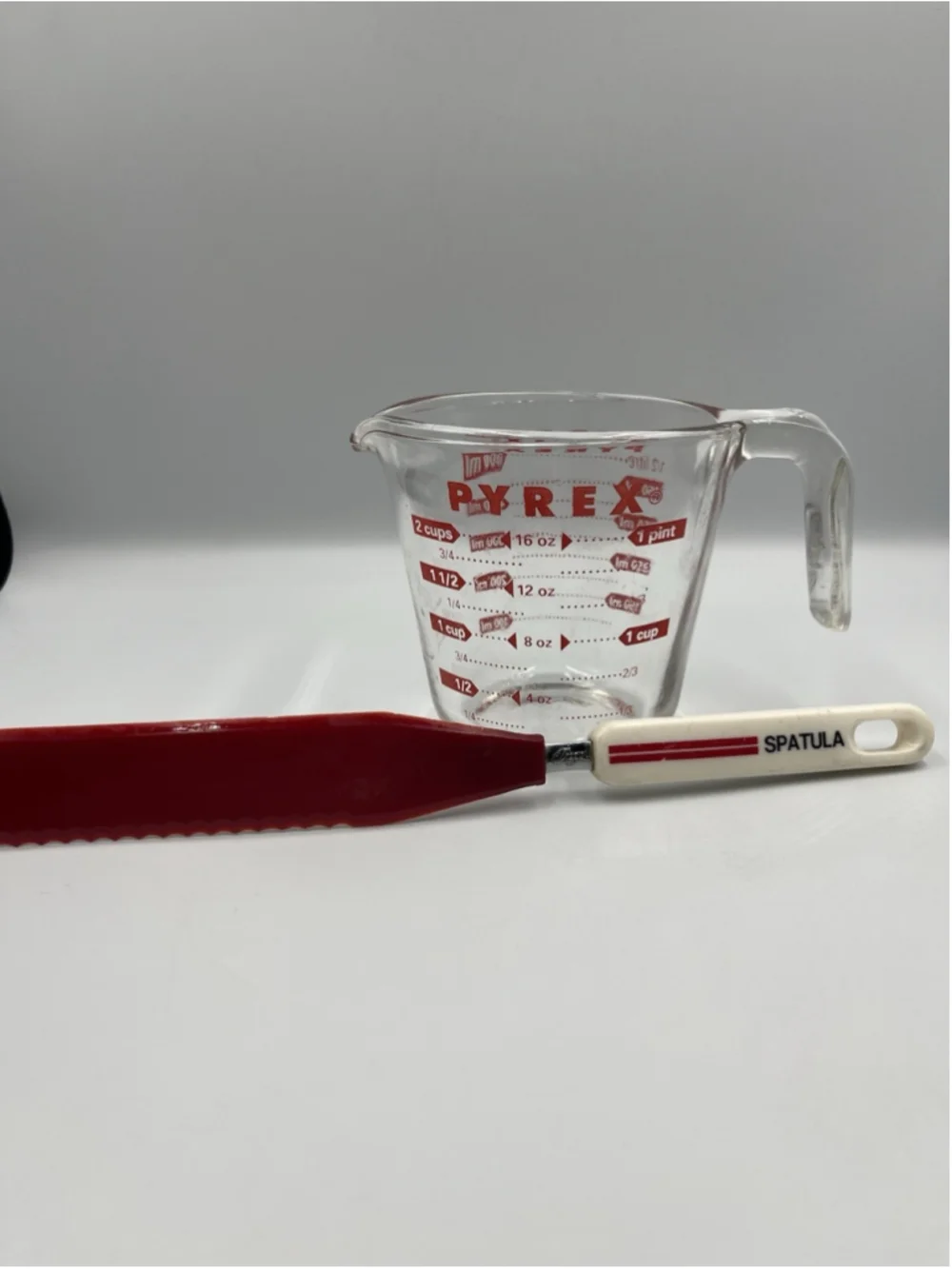 RARE VINTAGE ROGERS Co NYLON LONG ICING SPREADER RED JAPAN W/PYREX MEASURECUP